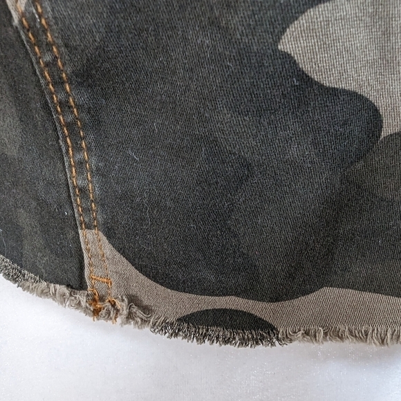GUESS Y2K Aliza Cropped Cotton Jacket, Distressed Camo New with Tags, Size XS - Picture 5 of 12